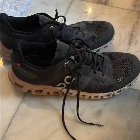 On women’s athletic shoes. Gray and Black Athletic Shoes size 9 - Picture 1 of 7